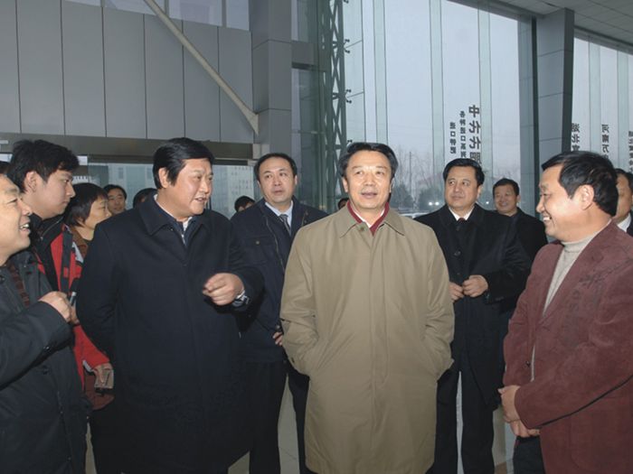 時(shí)任中華全國(guó)供銷合作總社黨組書記王君（前排右二）到萬莊集團(tuán)調(diào)研