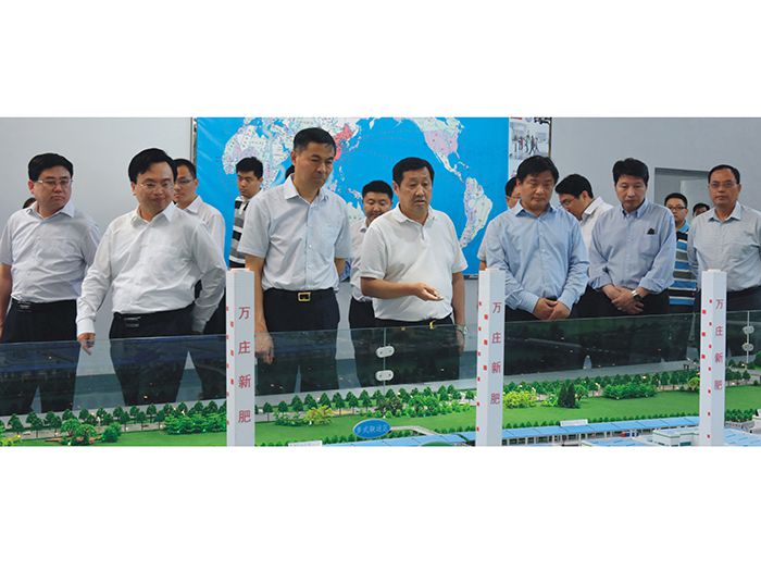 安陽(yáng)市委書記李公樂（左三）上任伊始即赴萬莊調(diào)研