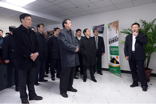 時(shí)任河南省省委書記郭庚茂（前排左二）、省長(zhǎng)謝伏瞻（前排左一）蒞臨萬莊集團(tuán)指導(dǎo)工作